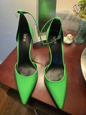 Step up your style with these stunning Bar III heels 💚